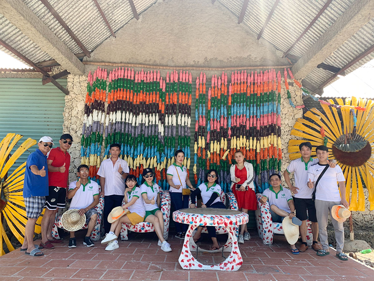 Ban lãnh đạo và tập thể nhân viên Lưới Công Trình chụp hình lưu niệm tại Đảo Khỉ - Nha Trang