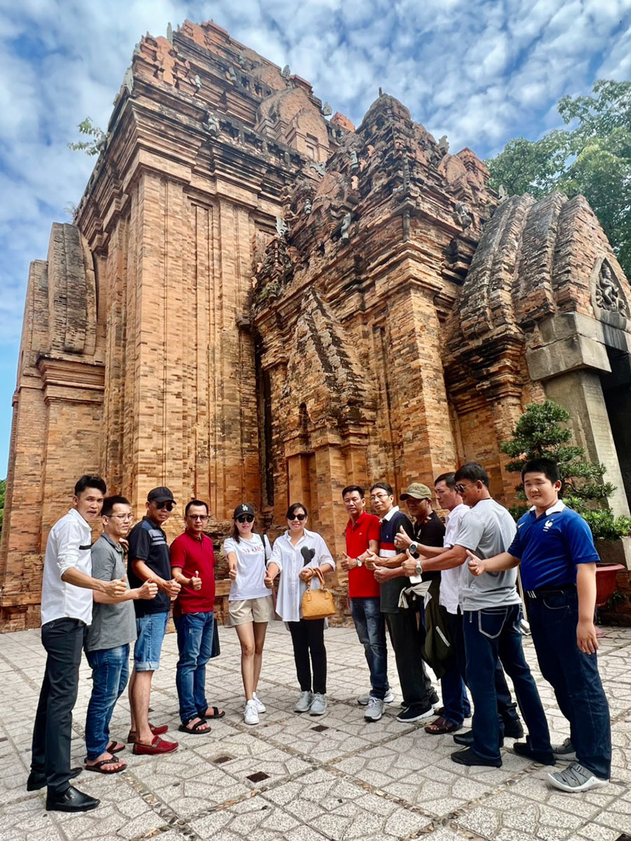 Ban lãnh đạo và tập thể nhân viên Lưới Công Trình chụp hình lưu niệm tại Tháp Bà Ponagar Nha Trang