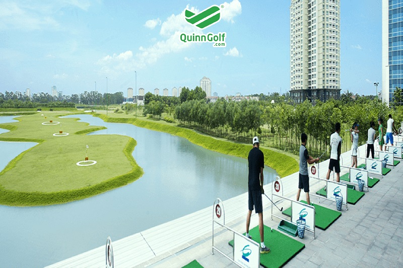 sân tập golf đánh ra hồ